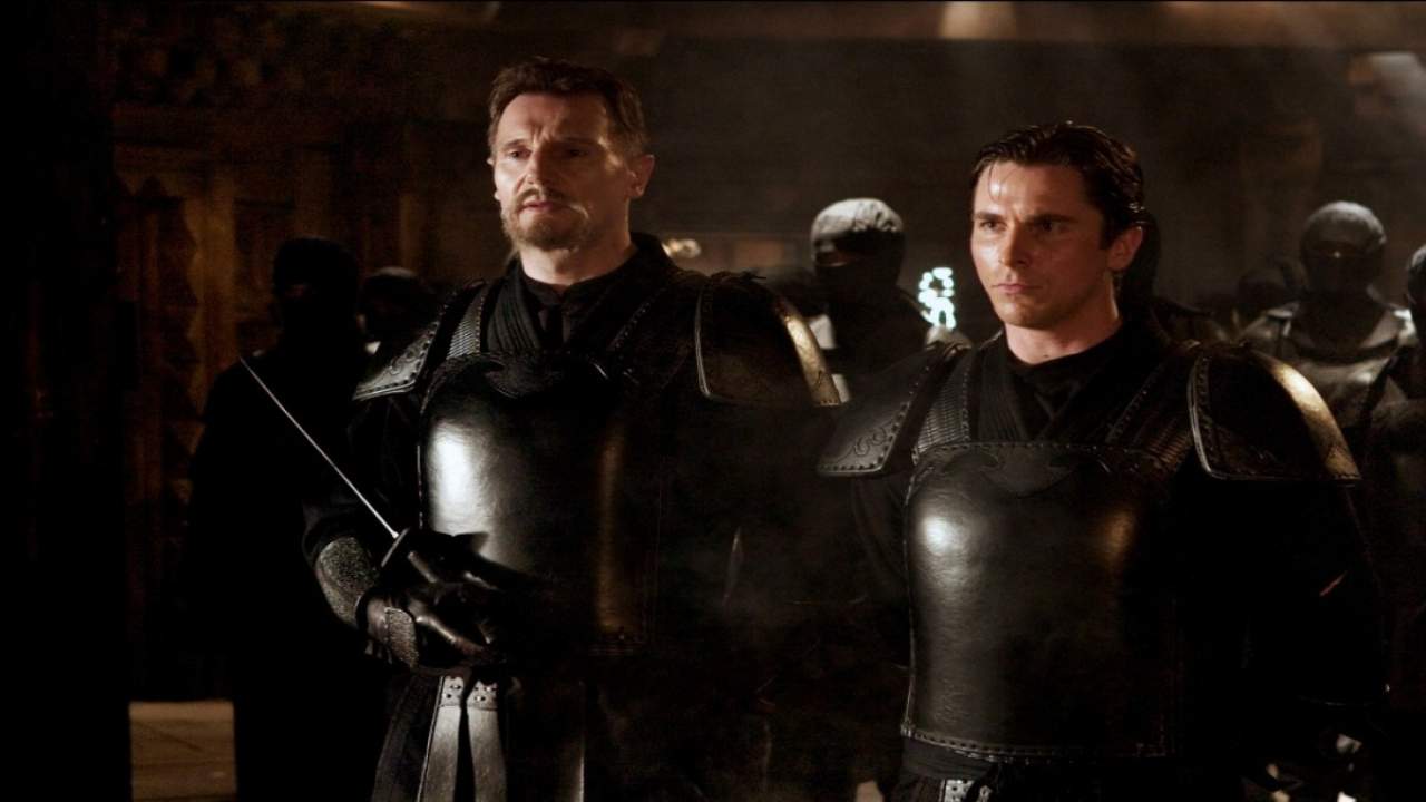 Liam Neeson e Christian Bale in una scena di Batman Begins